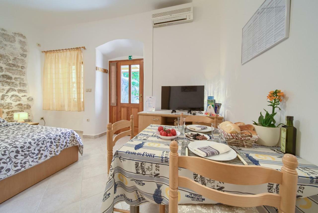 Ferienwohnung Hrast Krk Town Exterior foto