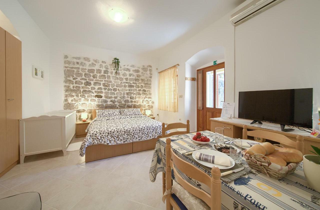 Ferienwohnung Hrast Krk Town Exterior foto